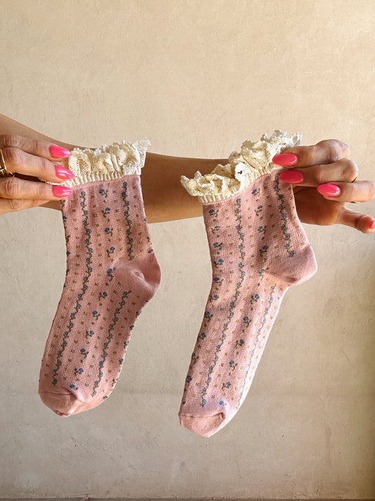 Ruffle Knit Ankle Socks in Mauve